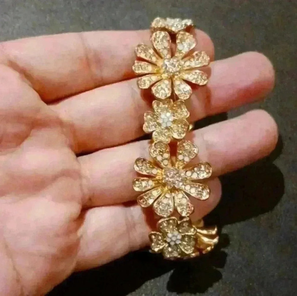 Rhinestone Flower bracelet - Picture 2 of 3